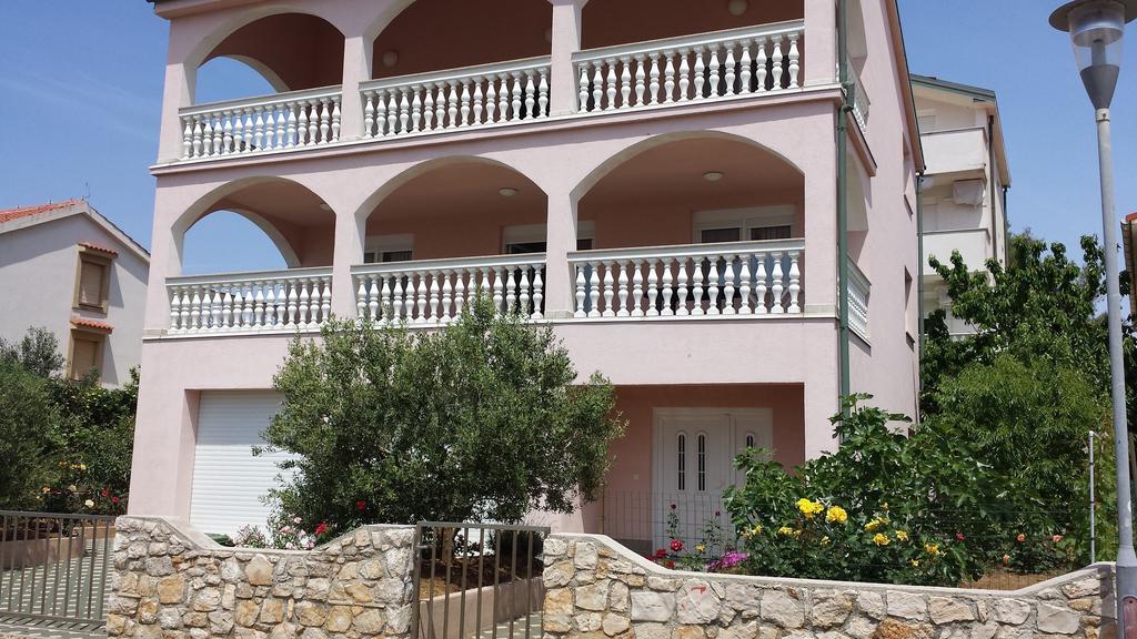 Apartments Pink House Povljana Exteriör bild